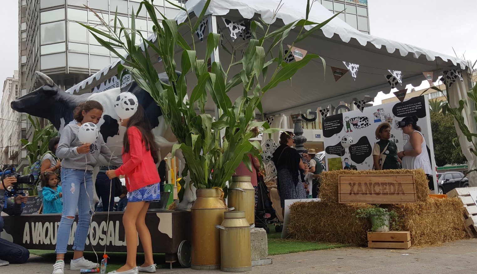 En el stand Galicia somos la leche, se ha podido realizar actividades como ordeñar una vaca, o ver en realidad virtual como viven nuestras vacas